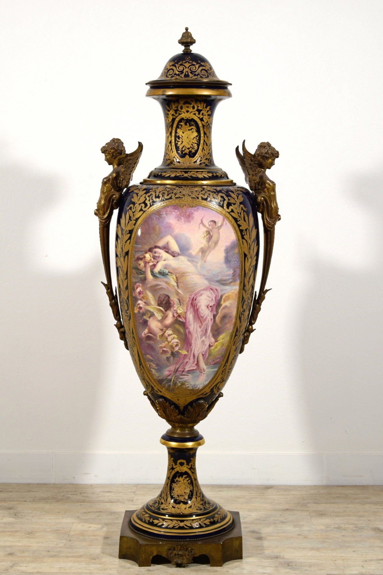 Monumentale Vase aus polychromem Sèvres-Porzellan, montiert in vergoldeter Bronze, Frankreich, Ende des 19. Jahrhunderts